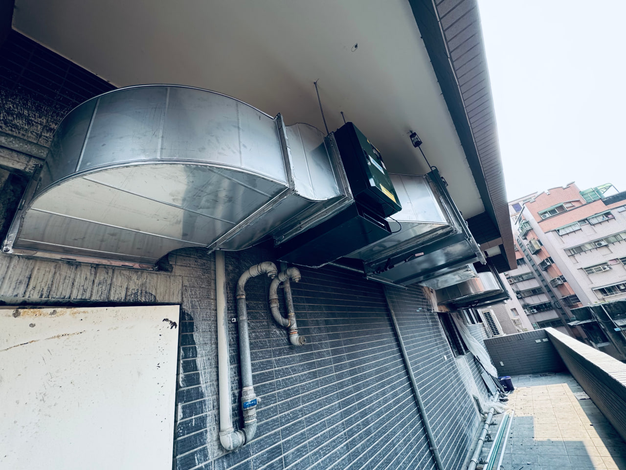 阿婆壽司 4樓室外風機 靜電機 活性碳除味箱